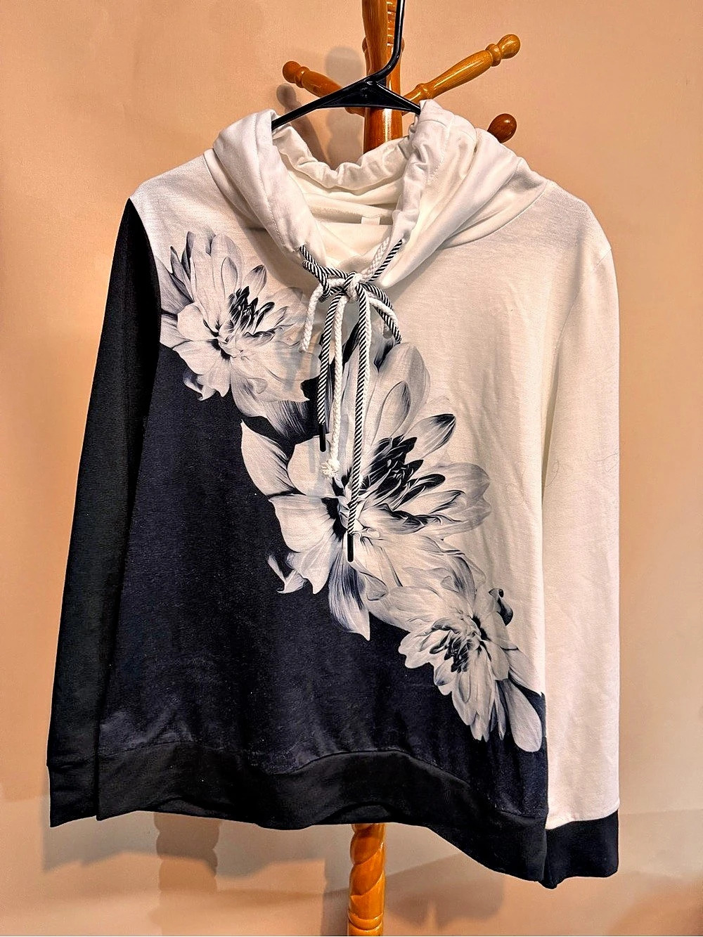 Women’s Floral Color Block Cowl Neck Sweatshirt in Black & White Size Small